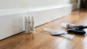 Czym przykleić listwy przypodłogowe