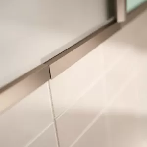 Metalowe listwy dekoracyjne do łazienki montaż