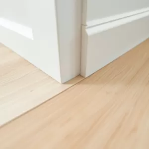 Szpara między listwą a podłogą