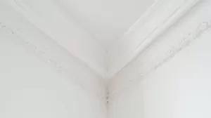 Czym przykleić listwy styropianowe do sufitu