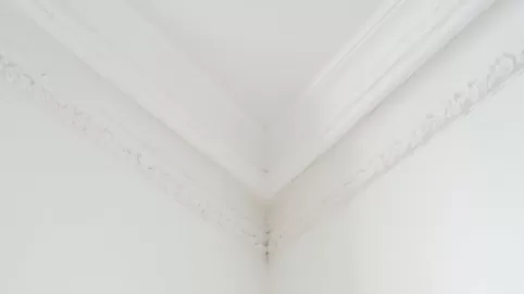 Czym przykleić listwy styropianowe do sufitu